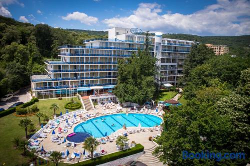 Apartamento con piscina y conexión a internet