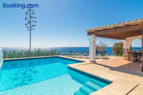 Dans la meilleure position et terrasse à Cala Ferrera. Pour 5 personnes ou plus