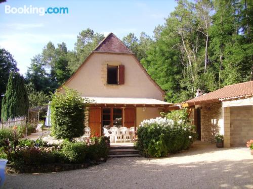 Apartamento con terraza y internet en Peyzac-le-Moustier. ¡Perfecto para familias!