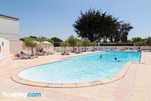 Buena ubicación y vistas en La Flotte con piscina