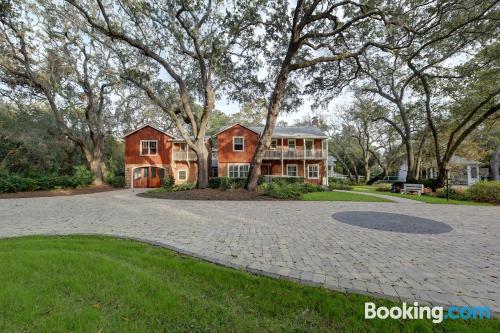 Home in Saint Simons Island. Ideal for groups!.