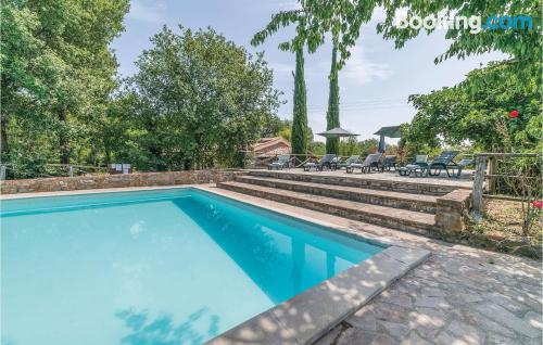 Appartement avec piscine. À Badia a Ruoti