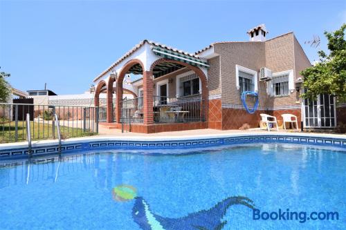 Apartamento bien ubicado con terraza con piscina.