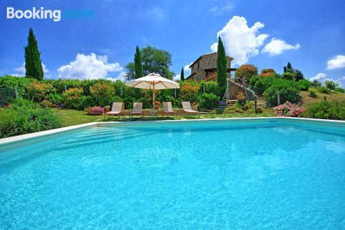 Apartamento em Castelmuzio. Terraço e piscina