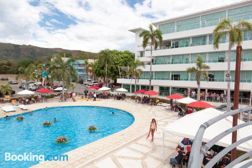 Apartamento con piscina con terraza y wifi.