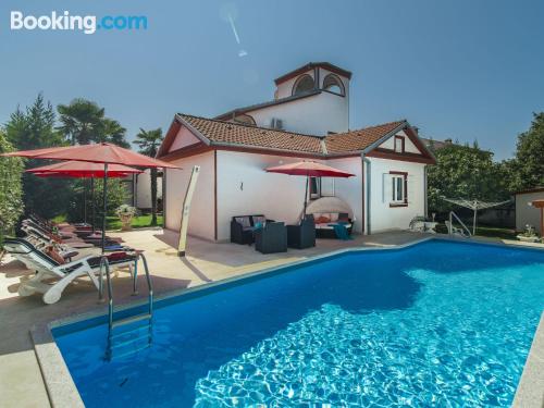 Apartamento en Poreč con vistas y piscina