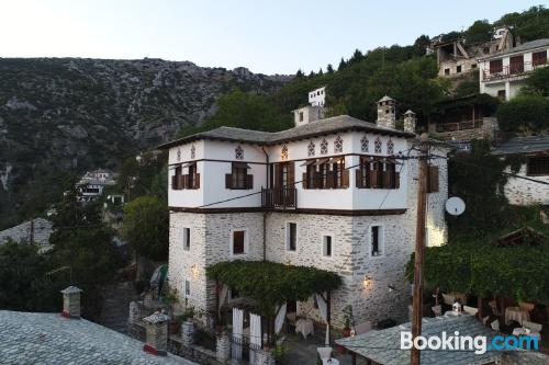 Appartement pour deux personnes à Makrinítsa. Terrasse et Internet!