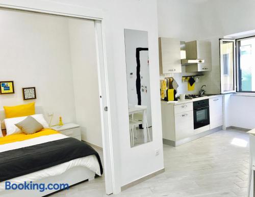 Apartamento com ar condicionado. Numa posição central