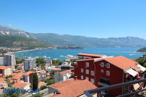 Amplo apartamento em Budva, perfeito para famílias