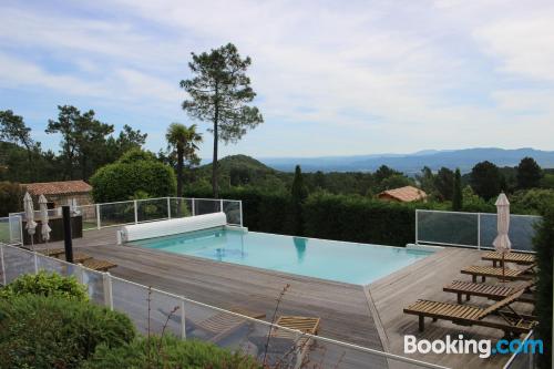 Apartamento com Internet. Terraço e piscina