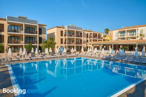 Apartamento con terraza con piscina.