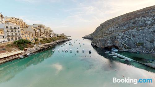 Spacieux appartement à Xlendi. Terrasse!.