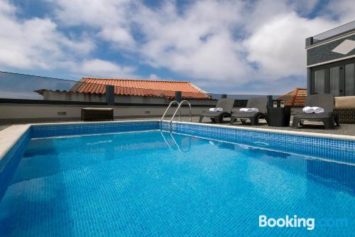 Confortável apartamento com três quartos, em excelente posição de Estreito da Calheta