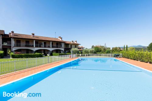 Apartamento cães bem-vindos no melhor endereço. Terraço e piscina.