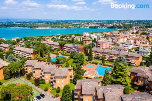 Apartamento con piscina y aire acondicionado de dos habitaciones.