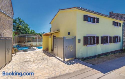 Apartamento com terraço, perto do centro de Tar