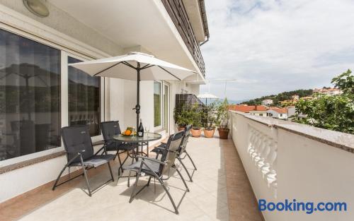 Appartement avec terrasse et internet à Vrbnik. Idéal!.