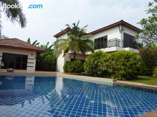 3 chambres appartement à Ban Phe. Terrasse et piscine!