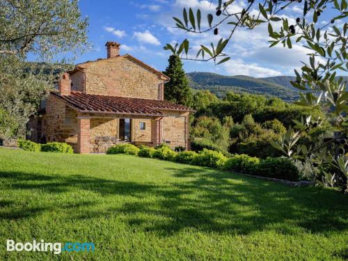 Apartamento con internet con vistas y piscina.