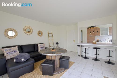 Confortável apartamento com dois quartos. Terraço!.