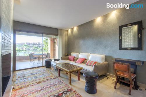 Apartamento con piscina con vistas y internet.