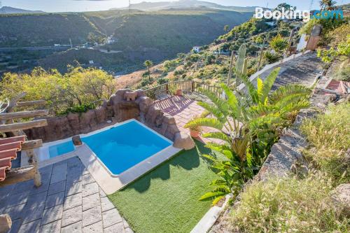 Extenso apartamento em Ingenio. Terraço e piscina