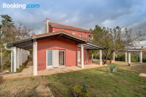 Apartamento com terraço em Nerezine.