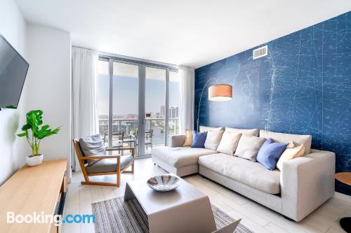 Grand appartement dans le centre-ville. Hallandale Beach est votre!.