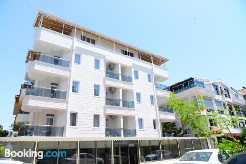 Apartamento bonito con conexión a internet y terraza.