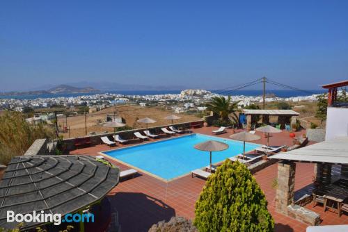 Ville de Naxos à vos pieds. Avec terrasse!