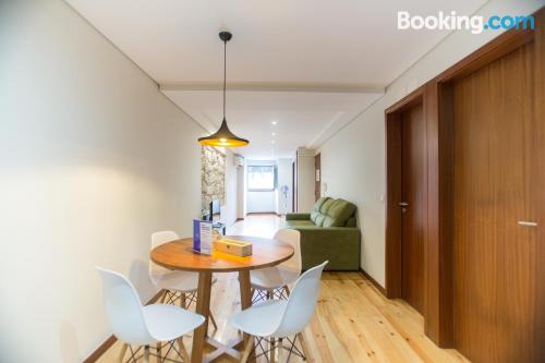 Apartamento con cuna en Porto con aire acondicionado.