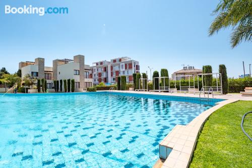 Apartamento com wi-fi. Terraço e piscina.