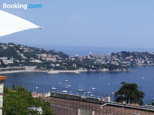 Villefranche-sur-Mer, dans une position centrale. Terrasse!