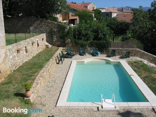 Appartamento di 60m2 a Saint-Julien-du-Serre. Piscina!.