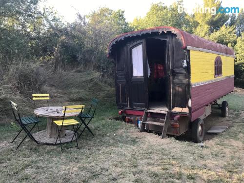 Apartamento para parejas en Cadenet con piscina.