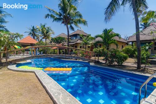 Klein wohnung. Pool und terrasse.