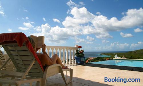 Grande apartamento com três dormitórios. Terraço e piscina