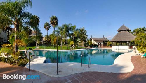 Confortável apartamento. Terraço e piscina