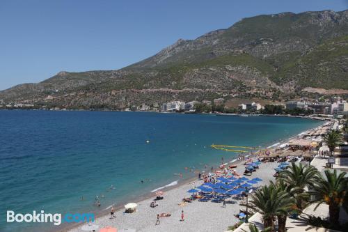 Loutraki est votre. Terrasse et Internet!