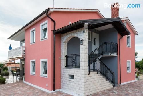 Appartement avec piscine. Buje à vos pieds