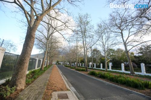 Perto do centro e terraço em Somerset West. Wi-fi!