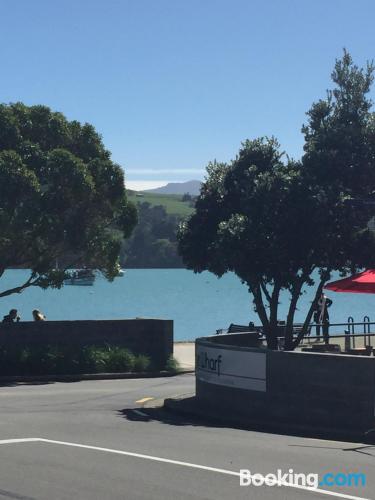 Pratique appartement couples. Akaroa à vos pieds