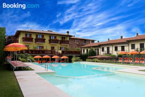 Apartamento con piscina y wifi