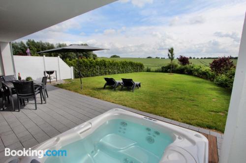 Appartement idéale pour des familles près de toutes les attractions. Terrasse!