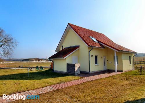 Confortável apartamento com três quartos. Em boa posição com terraço