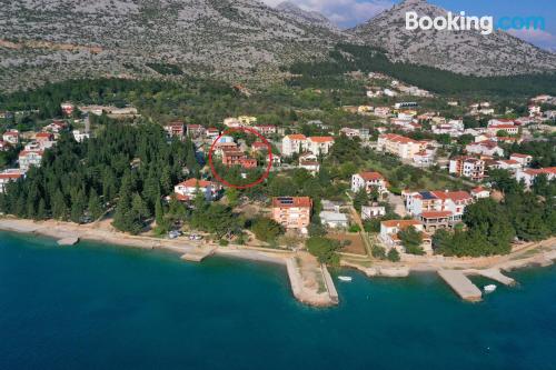 Ferienwohnung für zwei Personen in Starigrad-Paklenica. Mit Kinderbett