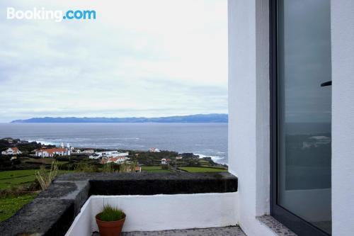 Appartement met terras. São Roque do Pico vanuit uw raam!.