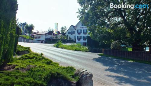 Breed appartement, met terras.