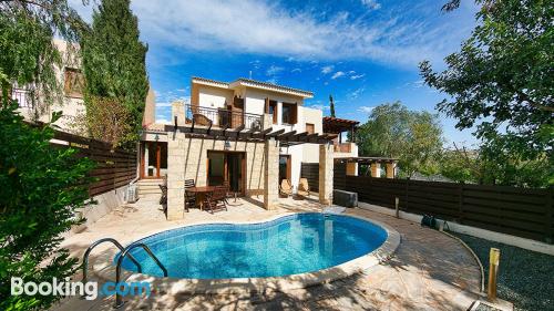 Grande apartamento em Kouklia. Terraço e piscina