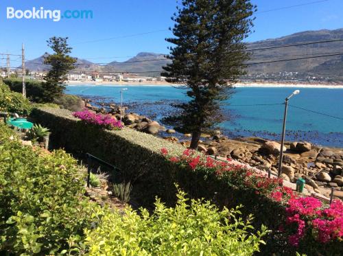 Ample appartement dans une excellente position. Fish Hoek est votre